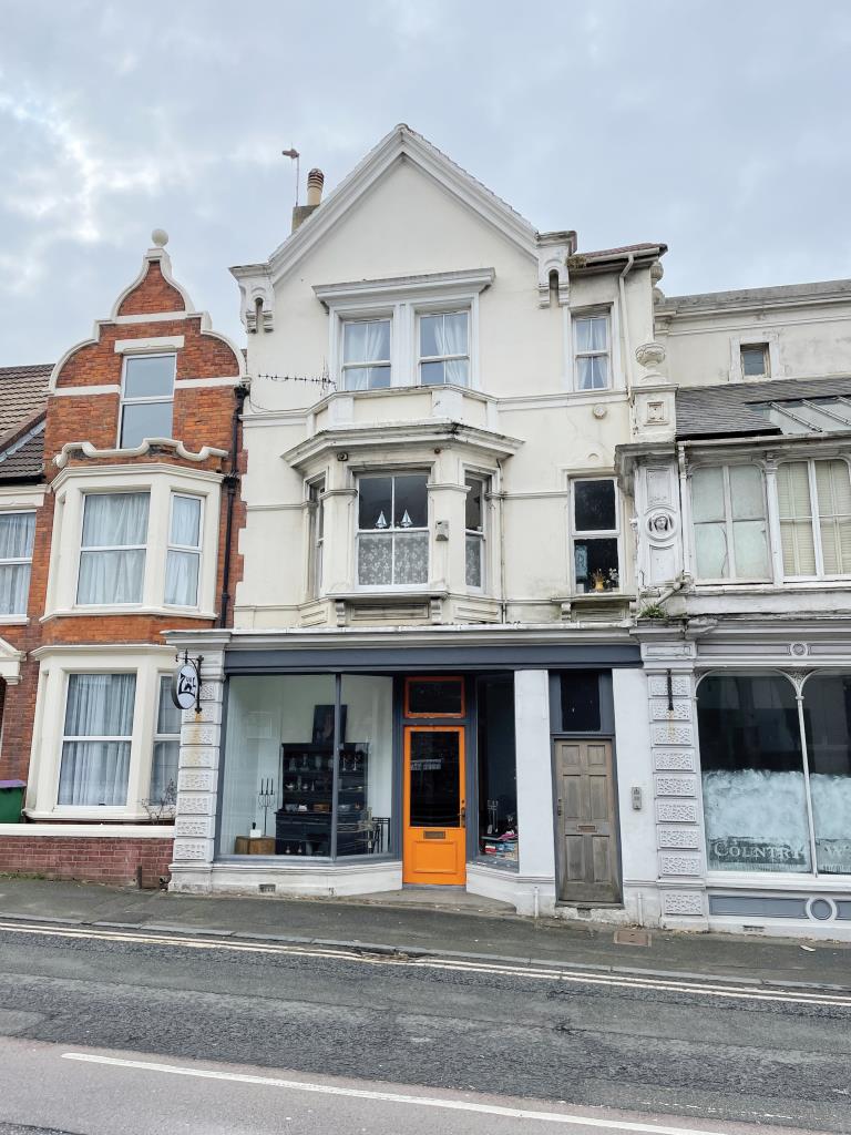 Lot: 87 - LEASEHOLD SHOP -